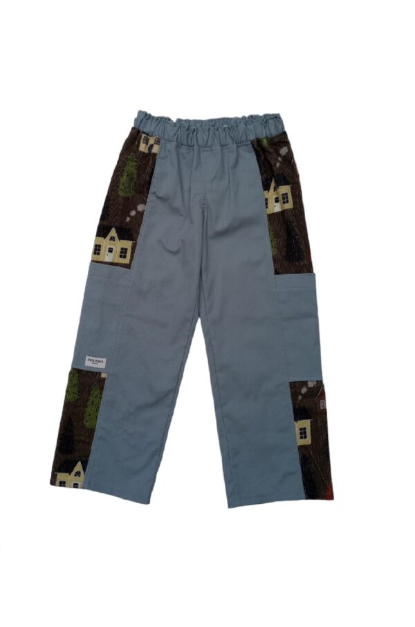 Sasha Pants Sea/House are lovely blue trousers for kids with side panels featuring house print. Two large pockets are placed at the knee height.